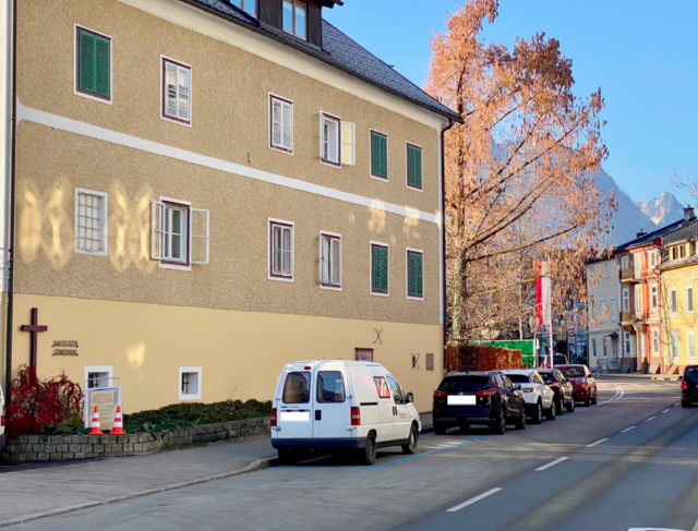 Aktuell steht das Mobile Radar von Bad Ischl in der Götzstraße, das Heck zeigt "stadtauswärts". Achtung: Hier sind nur 30 km/h erlaubt!