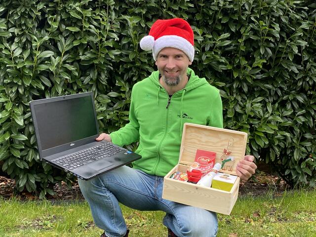 Florian Schober und die Utensilien seiner Firmenweihnachtsfeier anno Corona