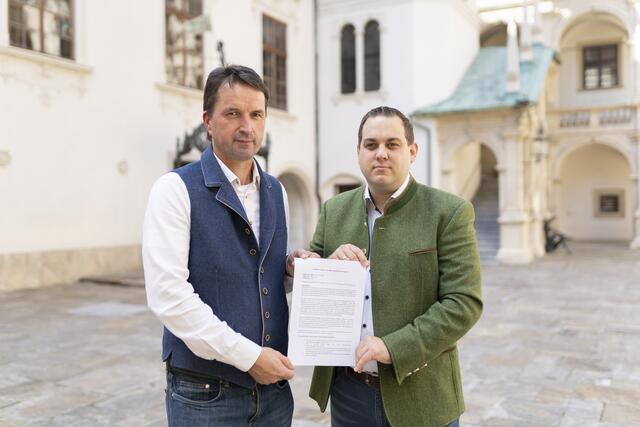 FPÖ-Verkehrssprecher LAbg. Albert Royer und zweiter Vzbgm. Philipp Könighofer mit der Anfrage im Landhaus in Graz.