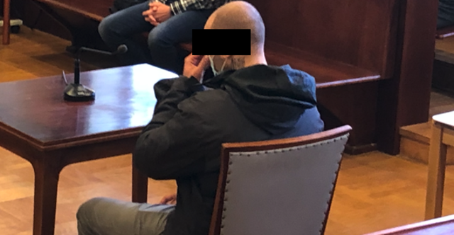 Mario A. vor dem Prozess.