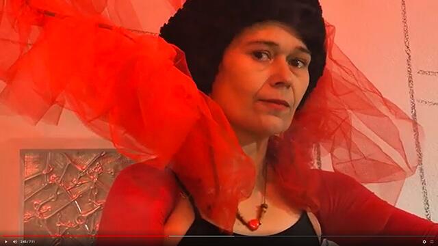 Die Göttin Eisenfeuer bei ihrer Ansprache. Das Alter Ego der Künstlerin Claudia Czimek weist Perspektiven für unsere Zeit der Umwandlung.