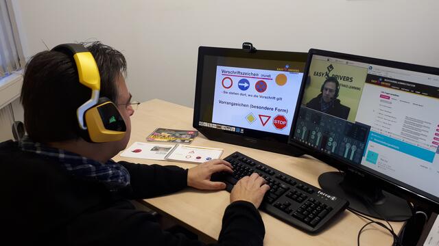 Fahrschullehrer bei einer Distance Learning-Stunde