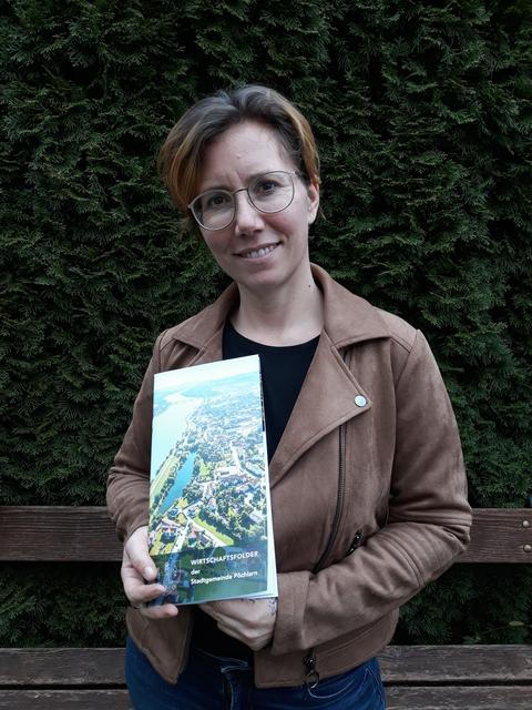Jasmin Fuchs mit dem Wirtschaftsfolder.