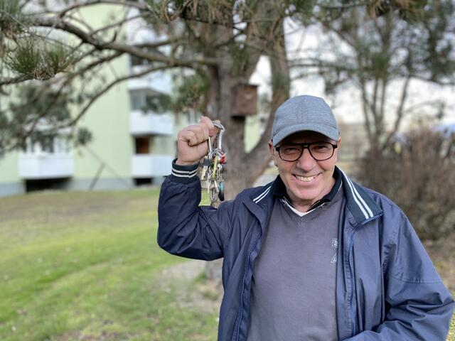 Der Schlüssel. Übergabe. Haus.MEISTER Max Probst an seinem vorletzten Arbeitstag. Ab in die Pension ... | Foto: Herbert Waltl