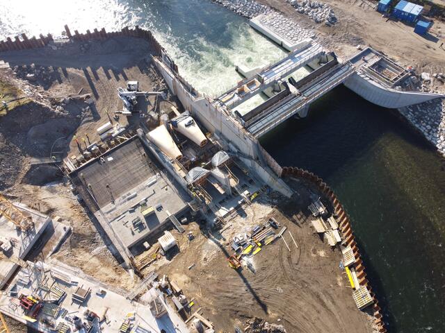Die Großbaustelle der neuen Wehranlage in Oberaich aus der Vogelperspektive.
