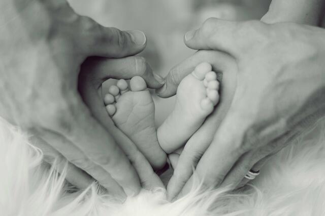 Mitzuerleben, wenn bei einer Geburt eine Familie entsteht: Das ist für Hebammen Geschenk, Verantwortung und Ehre zugleich.  | Foto: AndisBilderwerkstatt