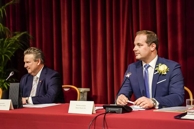 Bezirksvorsteher Daniel Resch wurde von Bürgermeister Michael Ludwig (v.r.) im Rathaus angelobt.