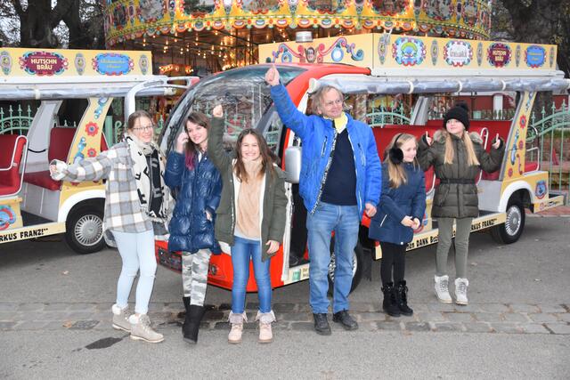 Die Kinder und Schausteller Ernst Hrabalek freuen sich über die neuen Elektrobusse, die künftig kostenlos den Böhmischen Prater anfahren. | Foto: Mario Popp