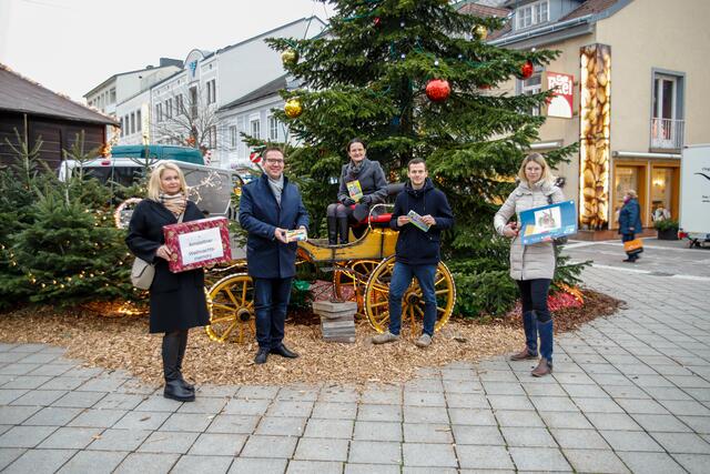 Doris Koch (Stadträtin für Bildung), Bürgermeister Christian Haberhauer, Helga Seibezeder (Gemeinderätin und Projektkoordinatorin), Georg Trimmel (GF der Stadtmarketing Amstetten GmbH) und Anja Stix (Bildungsgemeinderätin). | Foto: Stadtmarketing Amstetten