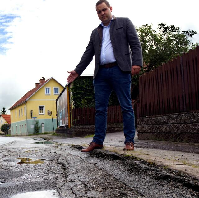 FPÖ-Vizebürgermeister Philipp Könighofer weist auf die Farhbahnschäden der L118 hin.