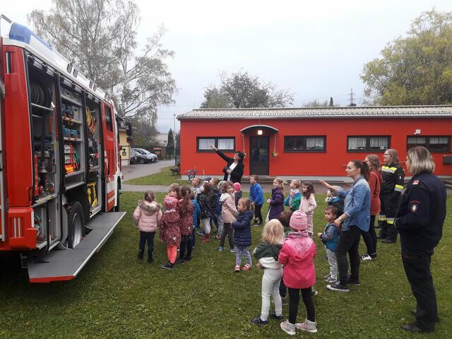 Ein Bild aus besseren Tagen: Kapfenberger Kindergartenkinder genießen den Besuch der Freiwilligen Feuerwehr Diemlach, ein solcher wäre jetzt gar nicht möglich. | Foto: FF Diemlach