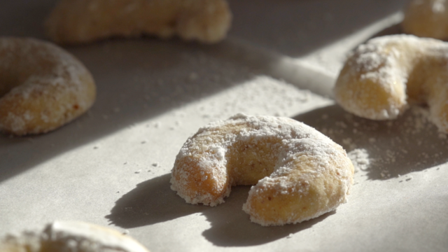Mit etwa zehn Vanillekipferl pro Tag erreicht man die maximal empfohlene Zuckermenge. | Foto: Land schafft Leben