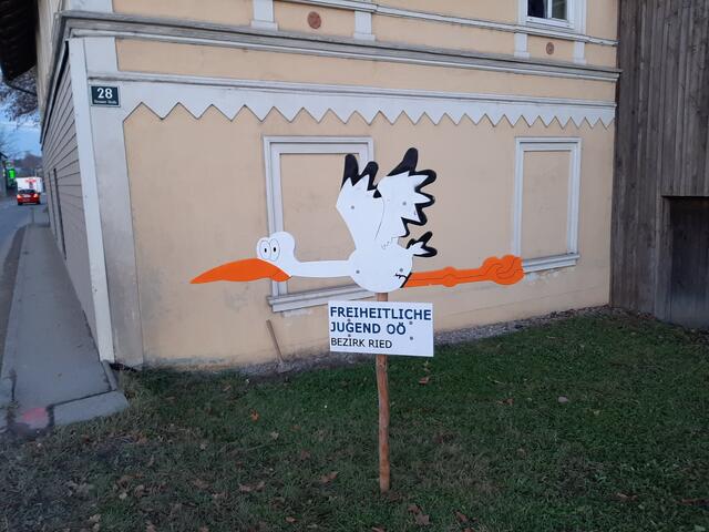 Der Storch gratuliert zum Nachwuchs.