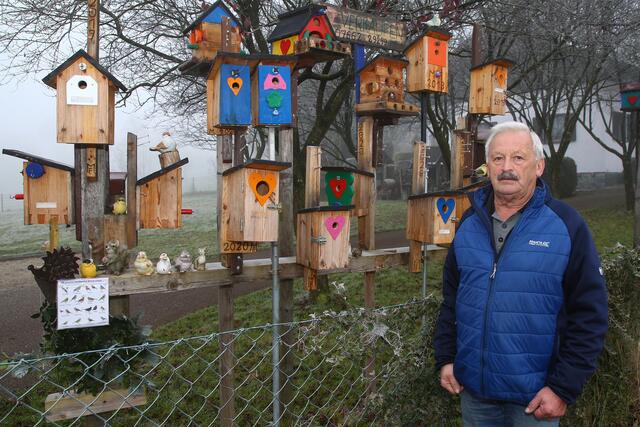 Franz Meinharts Nistkästen eignen sich auch gut als Geschenk. Die Halterung für die Montage ist schon dabei. | Foto: Helmut Klein