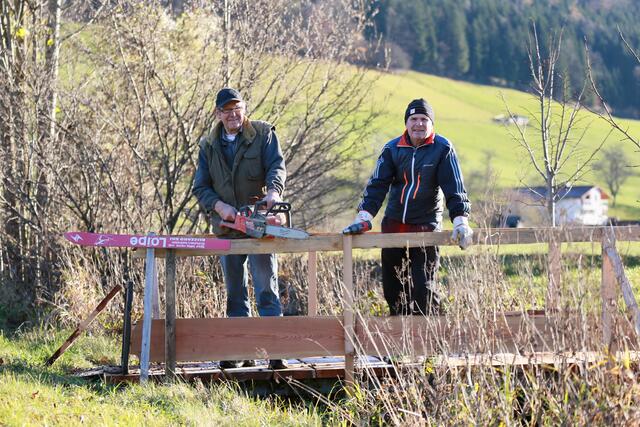 Ungetrübtes Langlauferlebnis in Gaflenz: Werner Harreither (li.) und Josef Sattler auf der völlig neu errichteten Brücke beim Loipeneinstieg.