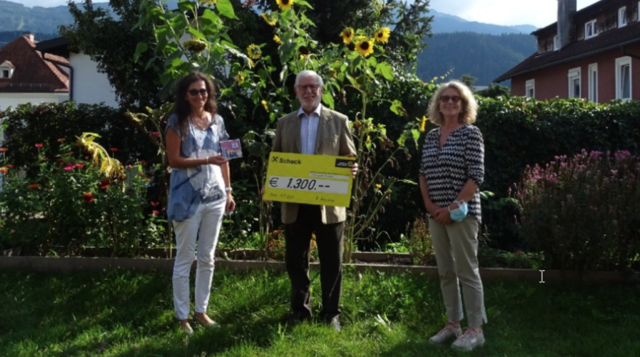 Pflegedirektorin Christine Haas-Schranzhofer, Manfred Margreiter und Obfrau Marina Baldauf freuen sich über die großzügige Unterstützung der Hospizarbeit.