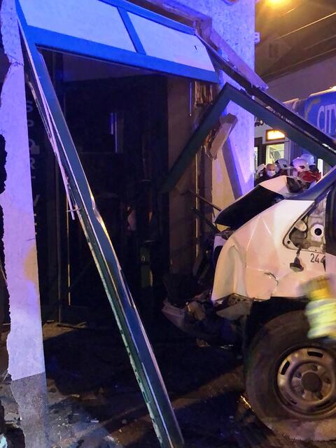 Die Berufsfeuerwehr musste den Transporter aus dem Eingangsbereich entfernen.