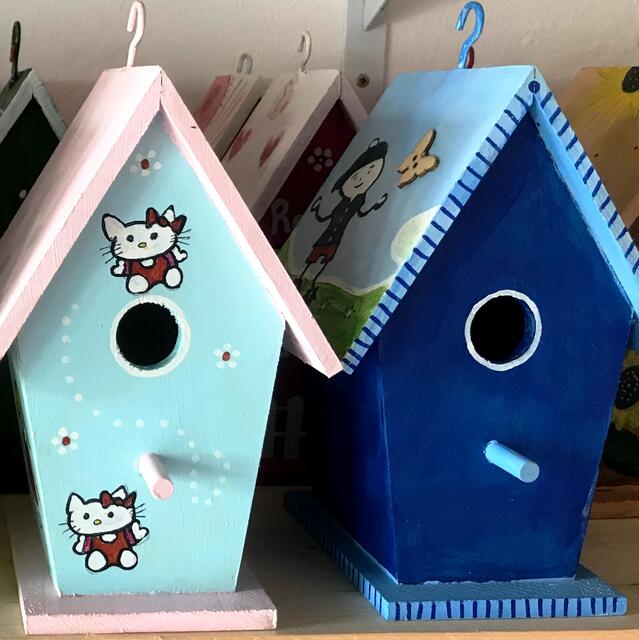 ... beklebt und bedeckt ihre Vogelhäuser mit verschiedenen Farbtönen, ... | Foto: Peter Kirchengast