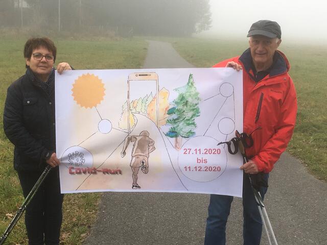 Margarethe und Ernst Litschauer bei ihrer Walkingtour, auch bei Nebelwetter raus an die frische Luft.
