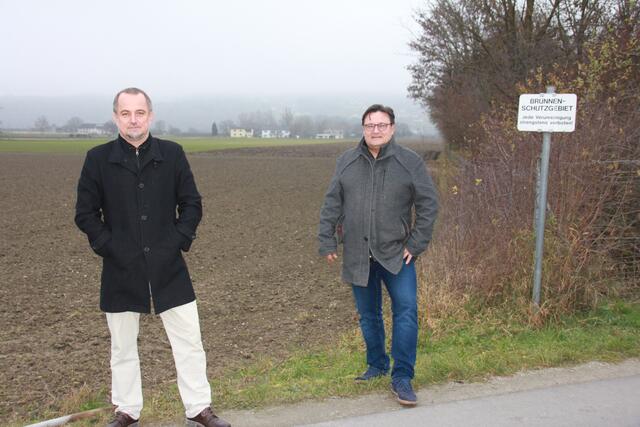 Hannes Roitner (l.) und Robert Gumpenberger stellen sich gegen das GIWOG-Projekt im Westen Feldkirchens.