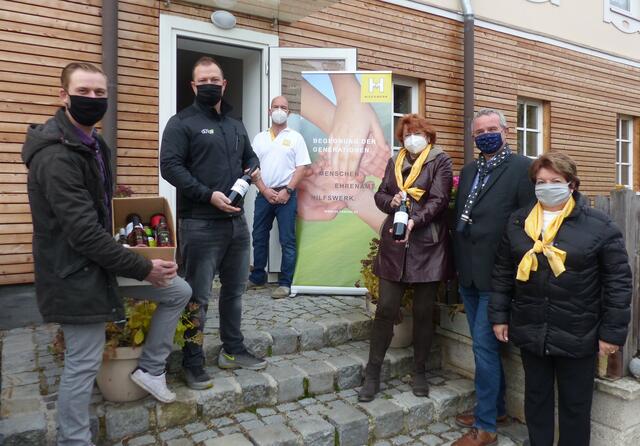 Thomas Mayer und Reinhard Dungel (Junge Winzer) mit Silvia Hromadka und dem Team vom Verein Hilfswerk Triestingtal
