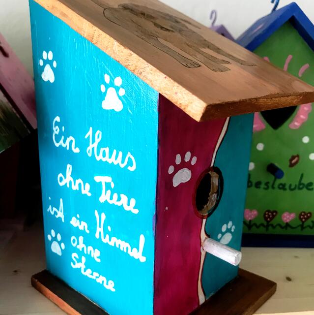 ... unter den jeweiligen künstlerischen Objekten.  | Foto: Peter Kirchengast