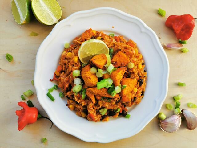 Feurige Mexikanische Reispfanne mit gebackenen Süßkartoffeln | Foto: Katrin Ebetshuber