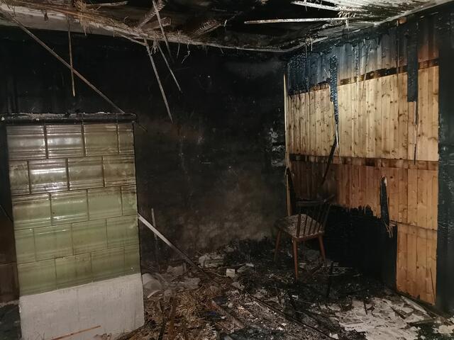 Der Brand dürfte im Bereich eines Kachelofens ausgebrochen sein.