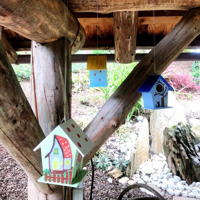 Kreative Vogelhäuser, Nistkästen oder Futtersilos können oft auch ein dekoratives Objekt in der Wohnumgebung sein.   | Foto: Peter Kirchengast