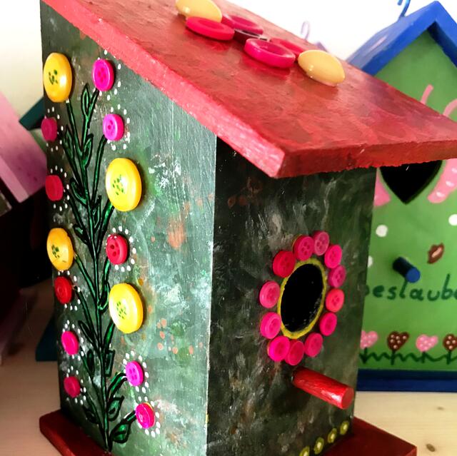 Hier bei Frau Sonja Schwab wird jedes Vogelhaus zum Unikat im jeweiligen Garten. | Foto: Peter Kirchengast