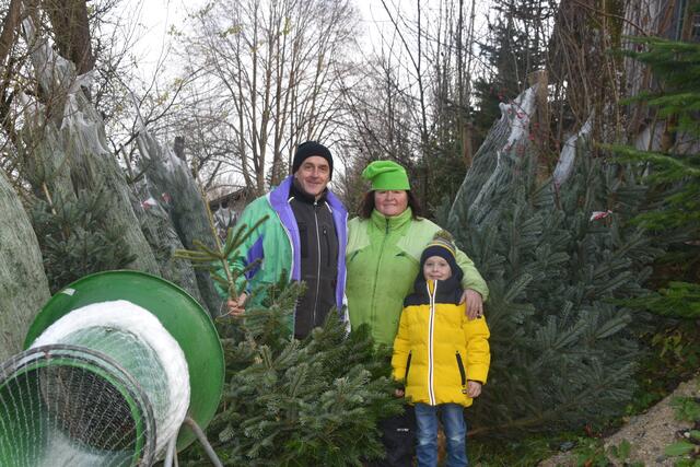 Familie Auer beim Christbaumverkauf: Engelbert, Angelika und Leon Auer.