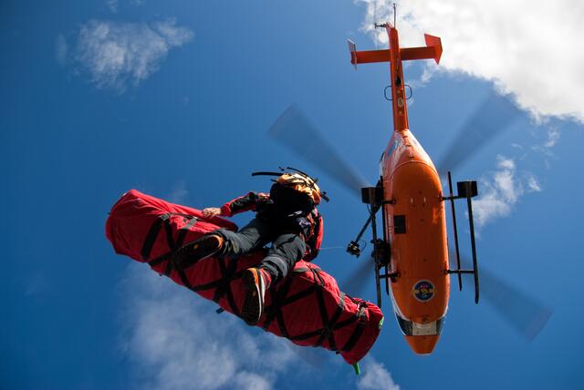 Die Begleiter wurden vom Hubschrauber mittels Tau gerettet und ins Tal gebracht.