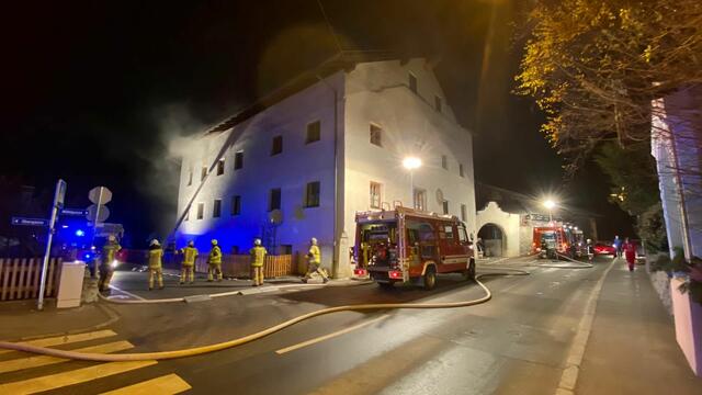 Der Wohnungsbrand in einem Mehrparteienhaus in Prutz konnte von den Feuerwehren rasch gelöscht werden.