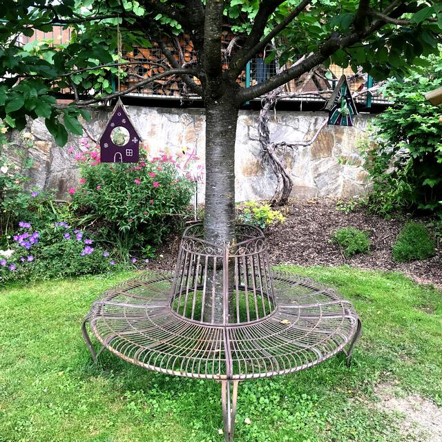 Die Schaffende Sonja Schwab aus Thal, möchte mit ihren originellen Arbeiten, einen interessanten Stil im Garten vermitteln.  | Foto: Peter Kirchengast