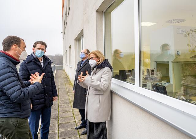 Landeshauptfrau Johanna Mikl-Leitner und Bundeskanzler Sebastian Kurz besuchten die Firma Polymun in Klosterneuburg. | Foto: NLK / Filzwieser