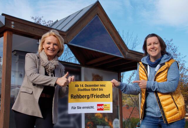 Vizebürgermeisterin Eva Hollerer und Barbara Kanzler bei der neuen Stadtbushaltestelle Rehberg Friedhof-Kieslingstraße | Foto: privat