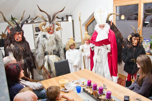 Der Nikolaus umrahmt mit seinen Engeln und Krampelern jährlich viele familiäre Nikolausfeiern - im Corona-Jahr 2020 undenkbar.