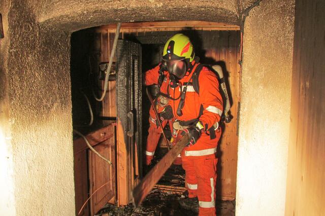 Die Goiserer Atemschutztrupps beim Einsatz in der abgebrannten Sauna.
