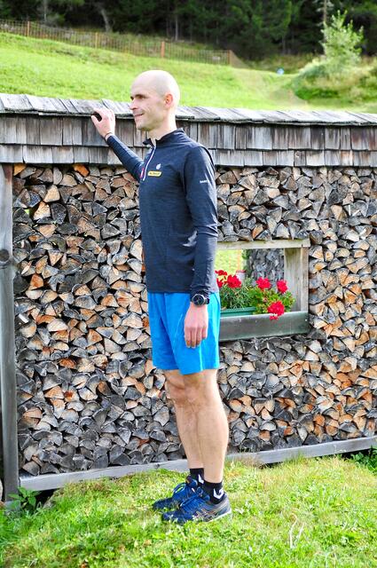 Fit in den Winter mit Gerald Kammerlander - Übung 12 – Wadenheber | Foto: Hassl