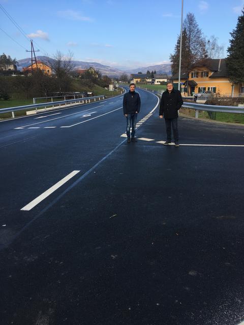 Froh über die reibungslosen Bauarbeiten zur Abbiegespur in Kalkgrub: Bgm. Karlheinz Schuster (Bad Schwanberg) und Bgm. Josef Waltl (Wies).