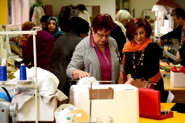 Gut eingefädelt: Gertraud Peinhopf (r.) sorgt mit ihrem Projekt für viele Lichtblicke.  | Foto: Diözese Graz-Seckau