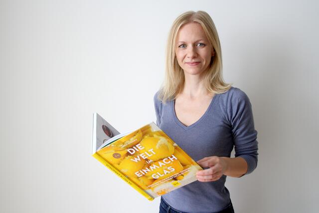 Ursula Schersch mit ihrem Buch rund ums Einkochen.
