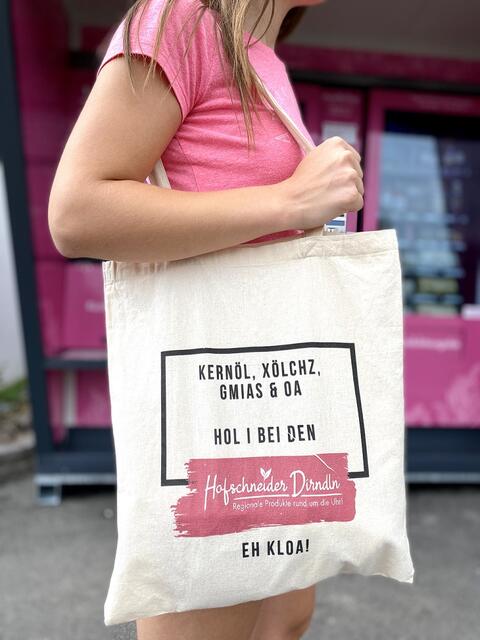In den Automaten gibt es auch regional produzierte Stoffsackerl zu kaufen.  | Foto: Christina Niederl