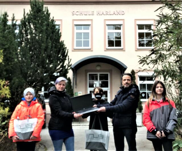 Lionel Mader, Tim Schulz und Marie Oberndorfer sind begeistert über diese tolle Initiative.
Herr Schulz übergibt die Laptops an Frau Mader (Vorstandsmitglied im Elternverein der NöMS Harland).
 | Foto: Mittelschule Harland