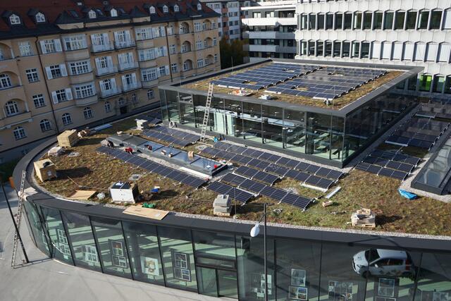 Auf dem Dach des Wifi wird eine neue Photovoltaikanlage gebaut, die umweltfreundliche Energie erzeugt und zu Schulzwecken dient. | Foto: WKS