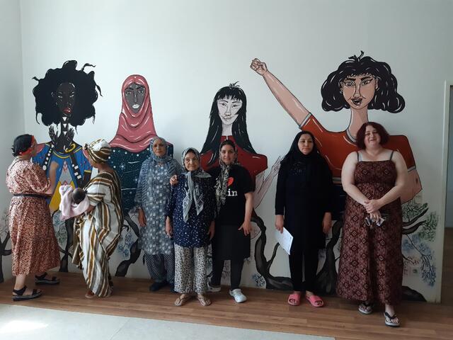 Der Frauenraum im Haus Damaris. Die Porträts der Frauen wurden von einer kolumbianischen Künstlerin, die ebenfalls im Haus Damaris wohnt, gemalt. | Foto: Caritas