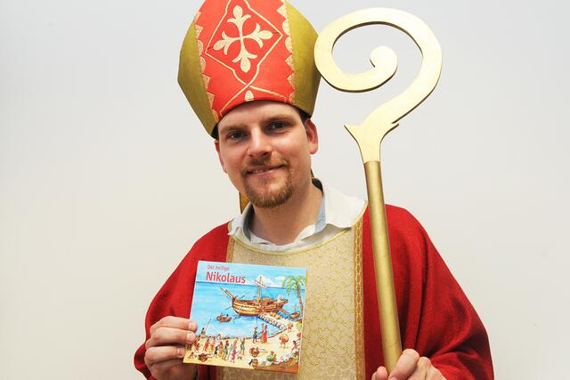 Der Nikolaus mit dem Buch des Familienverbands | Foto: Wolfgang Zarl