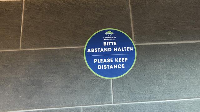 Im gesamten Kurzentrum sind diese Markierungen zu finden um auch den Gästen das Abstandhalten in Erinnerung zu rufen. | Foto: Marchrgaber