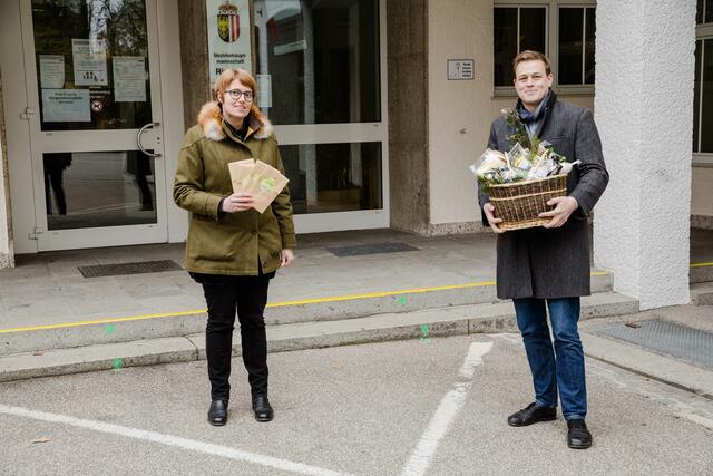  Landesrat Stefan Kaineder bedankt sich bei Bezirkshauptfrau Yvonne Weidenholzer für die Arbeit ihrer Mitarbeiter im Krisenstab der Bezirkshauptmannschaft Ried. | Foto: Land OÖ