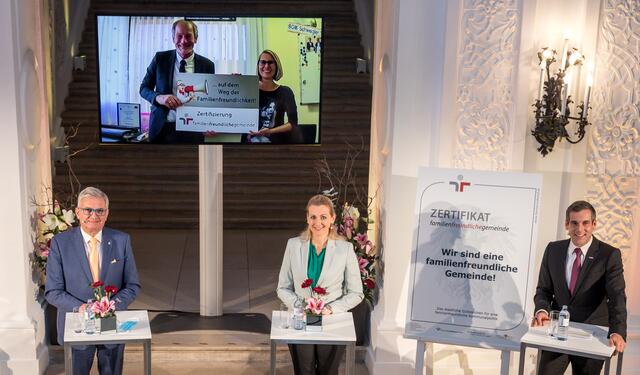 Moderator Werner Sejka, Ministerin Christine Aschbacher und Gemeindebund-Präsident Alfred Riedl (l.) mit 
Johann Schweigler und Claudia Rauch auf der Videowall.  | Foto: BM 